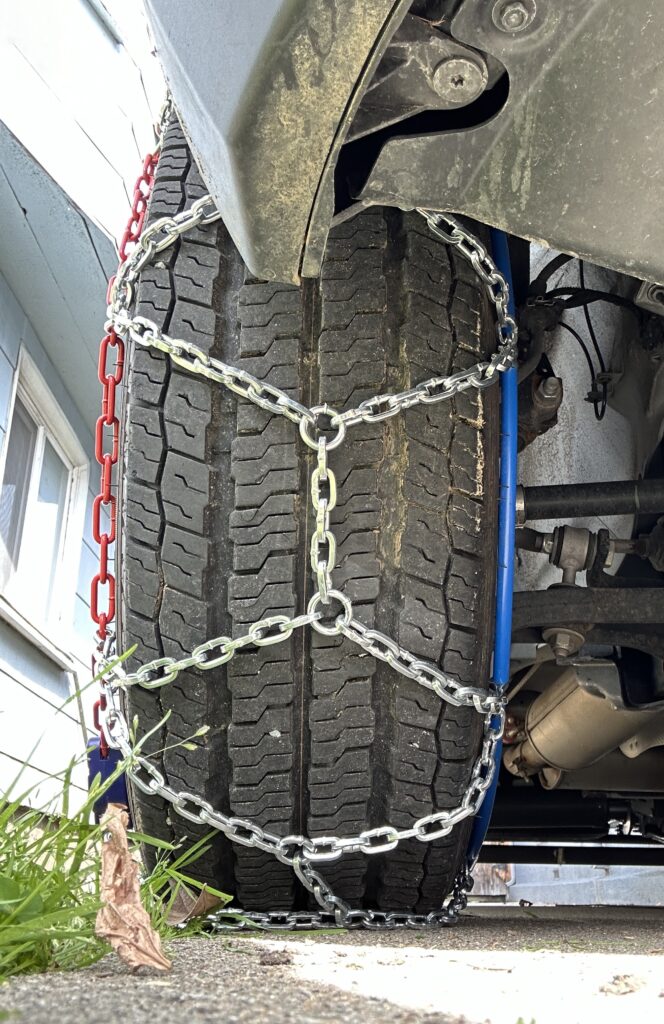 front view of the chains on the tire tread